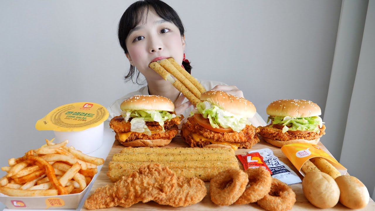 롯데리아 햄버거 먹방🍔치즈스틱 100개.. 먹어보고싶다 ft.핫크리스피버거,치즈볼,오징어링,양념감자,콘샐러드 REALSOUND MUKBANG | chicken burger :D