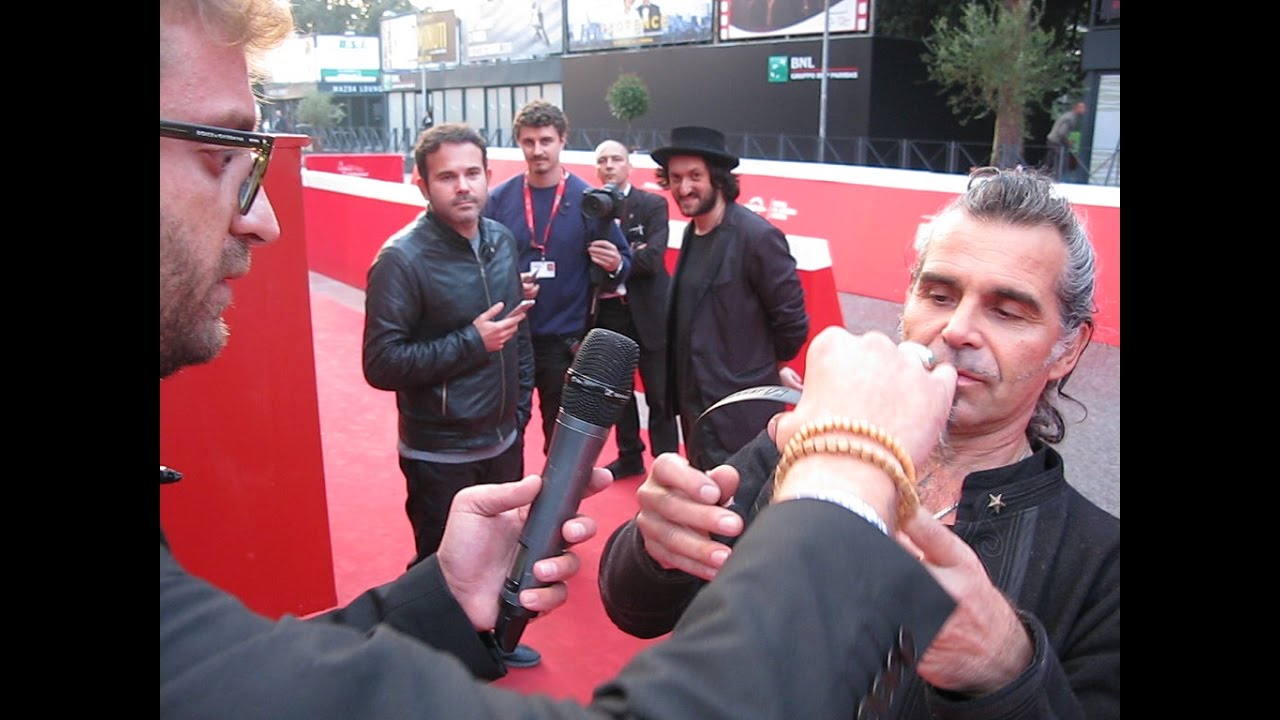 PIERO PELU INCAZZATO SPUTA SULLA TELECAMERA DELLE IENE CORTI E ONNIS ROMA 18 10 2016