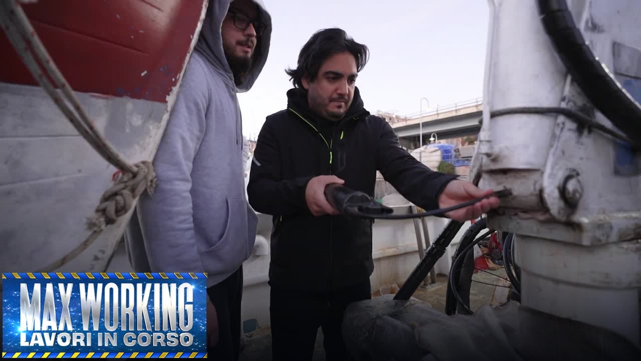 Max Working - Max Angioni nelle vesti di pescatore