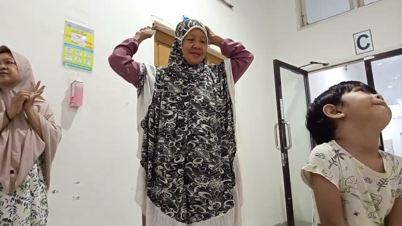 Jenguk Anaknya Sodaranya Nenek di RS abunawas
