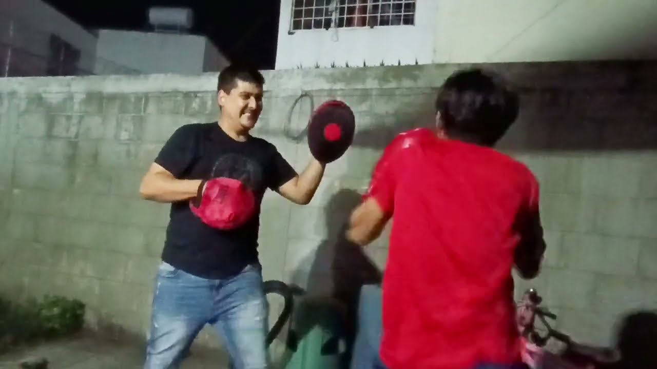 Practicando un poco de box con mi hijo Paulo (12años)  