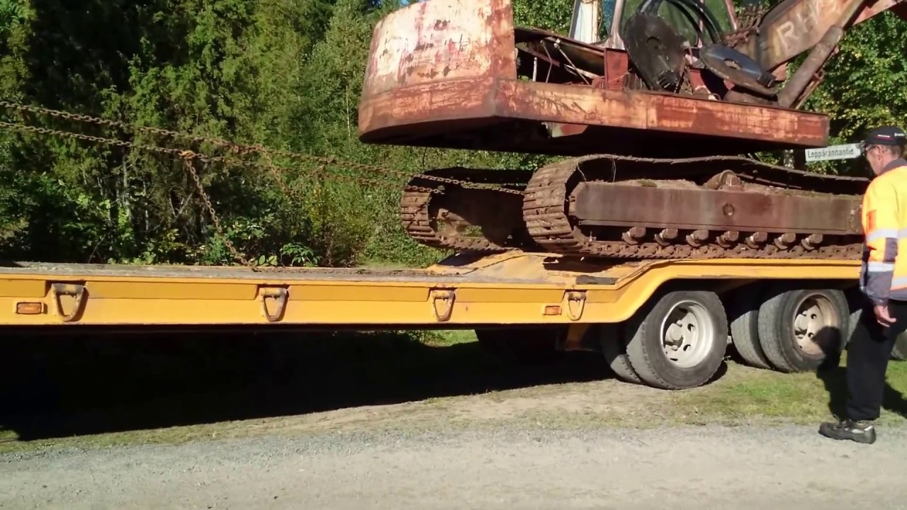 Romukaivuri vedet&auml;&auml;n lavetin kyytiin