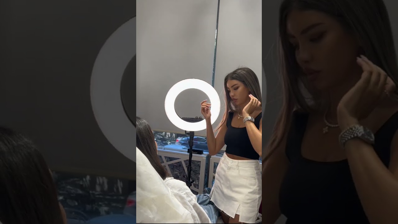Kosmetoloq Nigar Rüfət konsultasiya zamanı