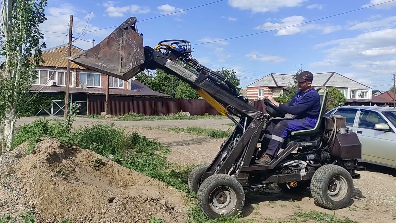 Homemade mini loader.Automatic leveling system of the loader bucket horizon