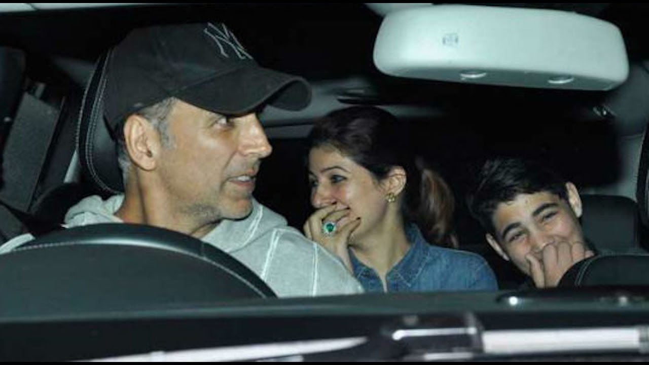 Akshay Kumar spotted at the Airport with Twinkle Khanna, Nitara & Aarav