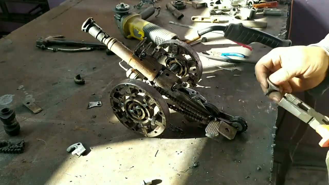 canhão de guerra feito de sucata de ferro