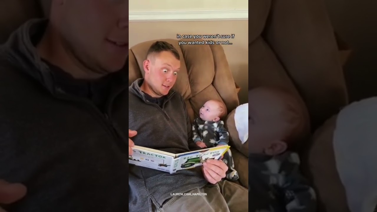 The child listens very carefully to his father that reading the book😍🎀