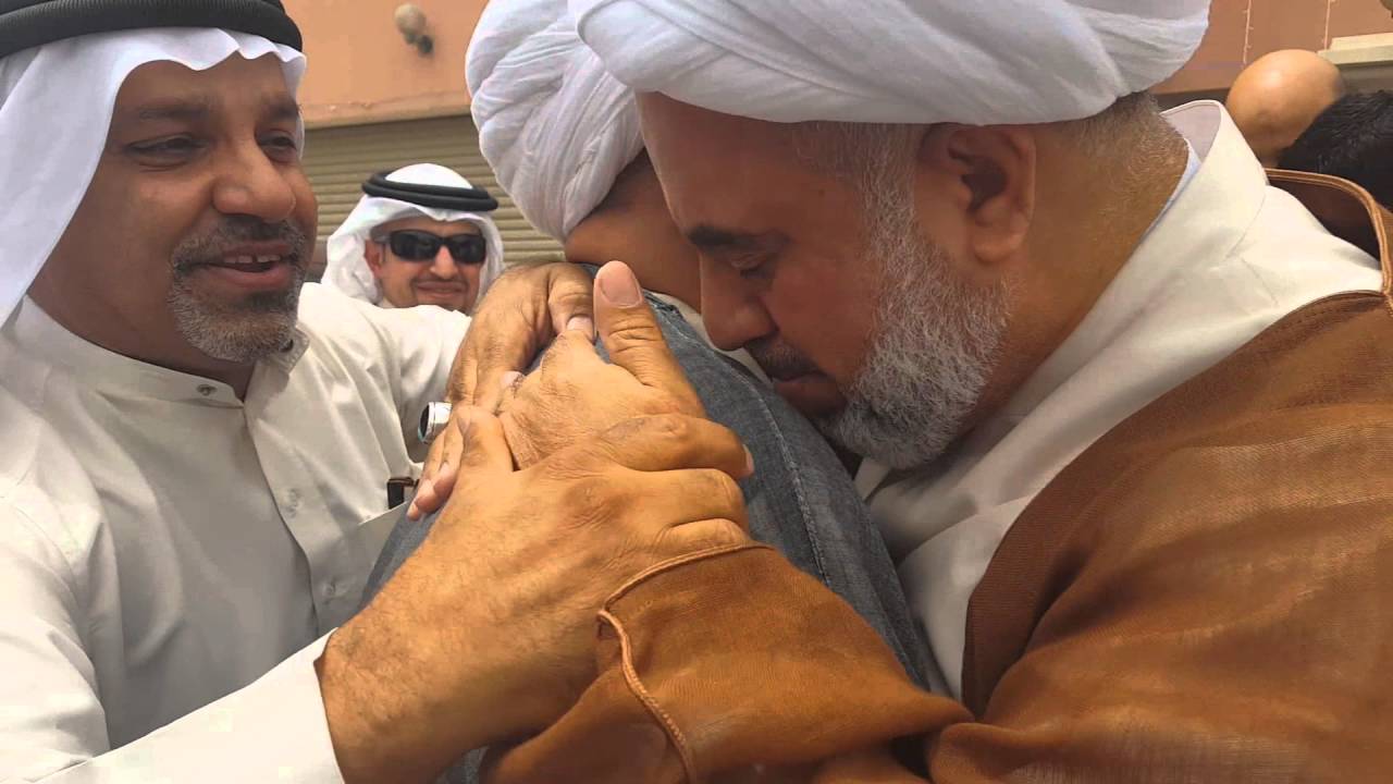 اللحظات الاؤلي لوصول الحر الرمز الشيخ محمد علي المحفوظ الى منزله  بعد سجن دام 5 سنوات #البحرين