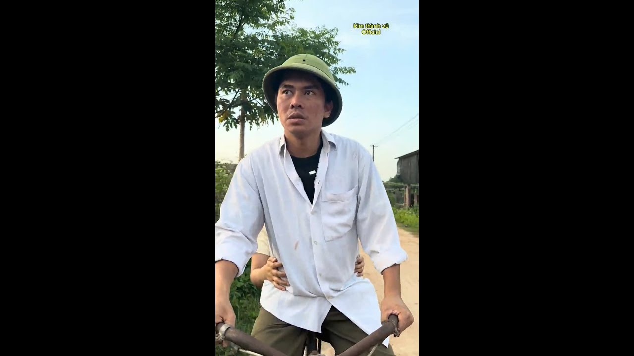 chở vợ trẻ đi khám thai