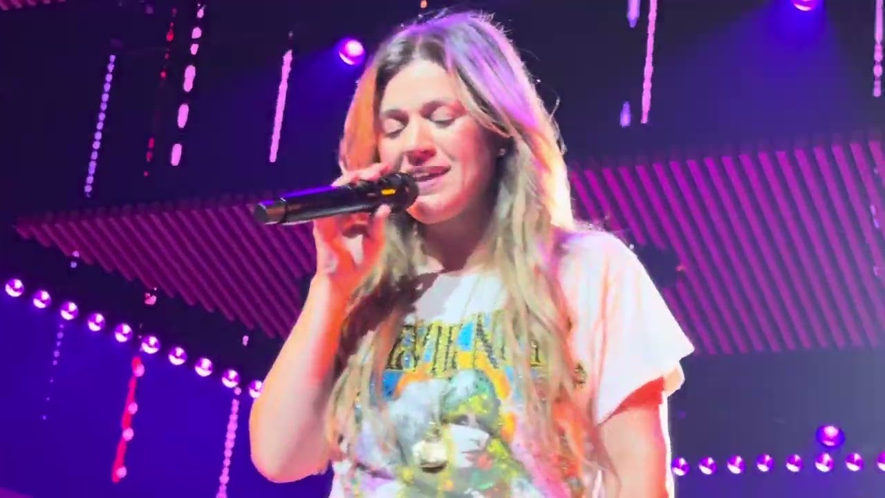Kelly Clarkson performs My Life Would Suck Without You ​at Studio Sessions in Las Vegas on 7.11.25