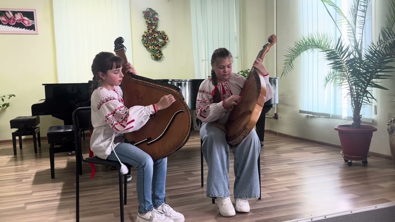 Дует у складі Петришин Дарини та Савчук Софії « По діброві вітер виє» 