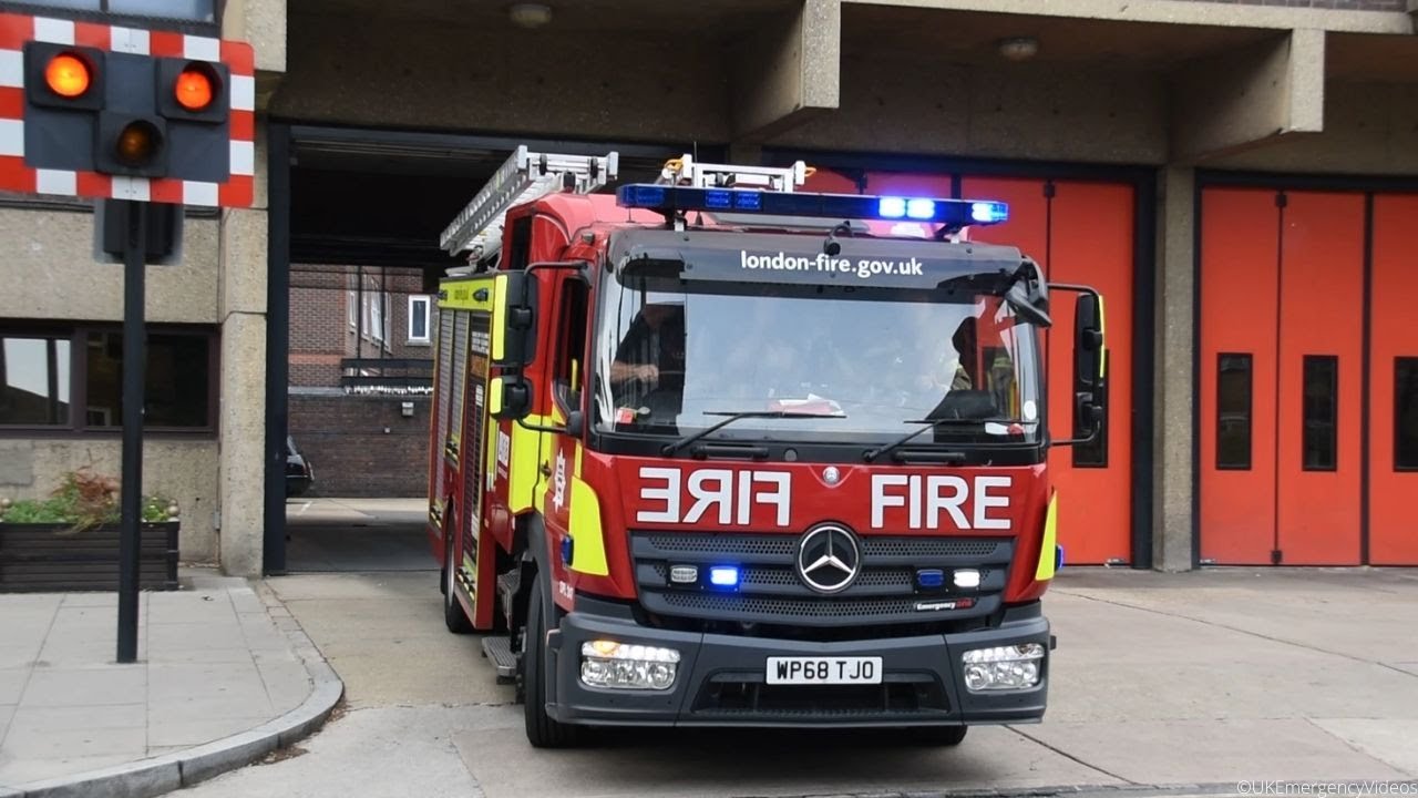 *BULLHORN* Bethnal Green Pump Ladder F261 Turnout! - London Fire Brigade!