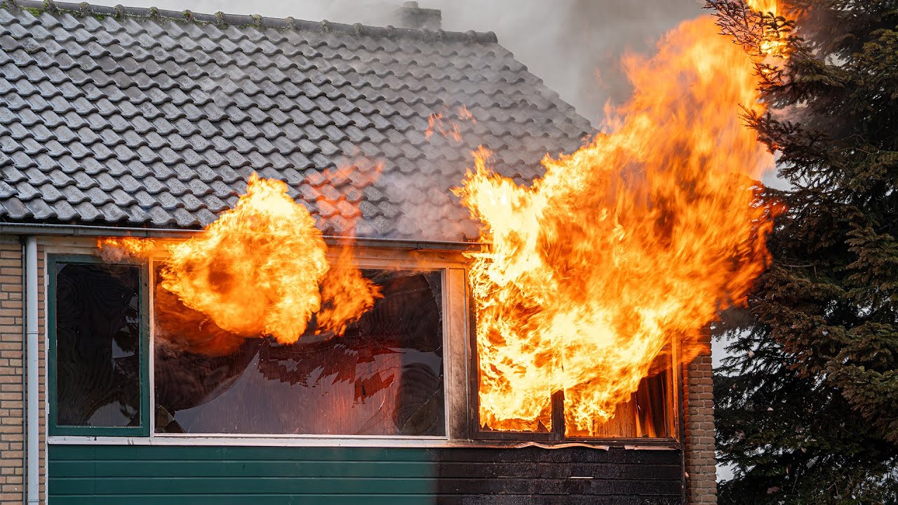 GROTE UITSLAANDE Woningbrand in Waalwijk