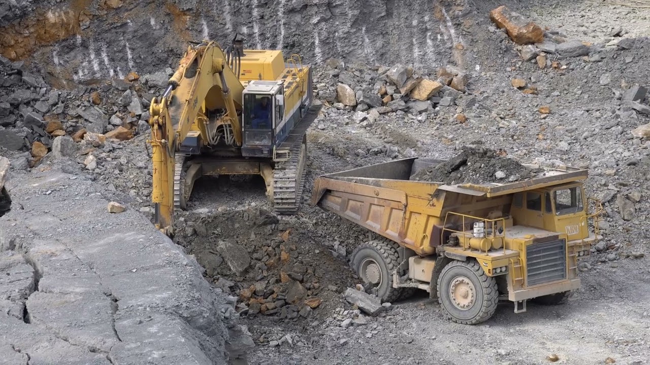 Komatsu PC650SE im Steinbruch