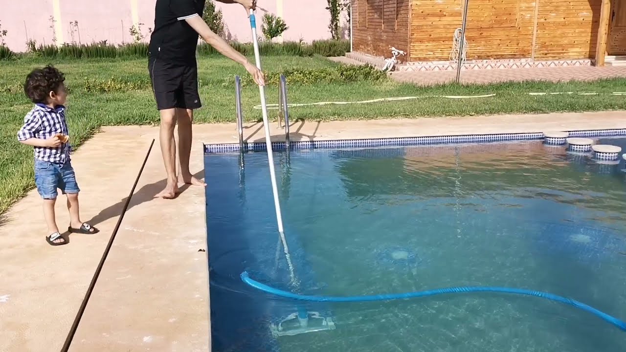 طريقة تنظيف المسبح بالمكنسة |  Pool cleaning | معاد الكترو | Comment nettoyer une piscine