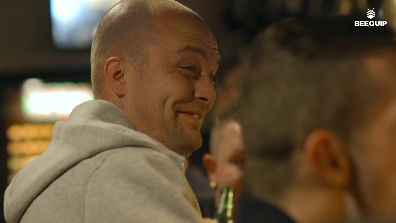 Henk Wijngaard verrast truckerscafe met pop-up concert