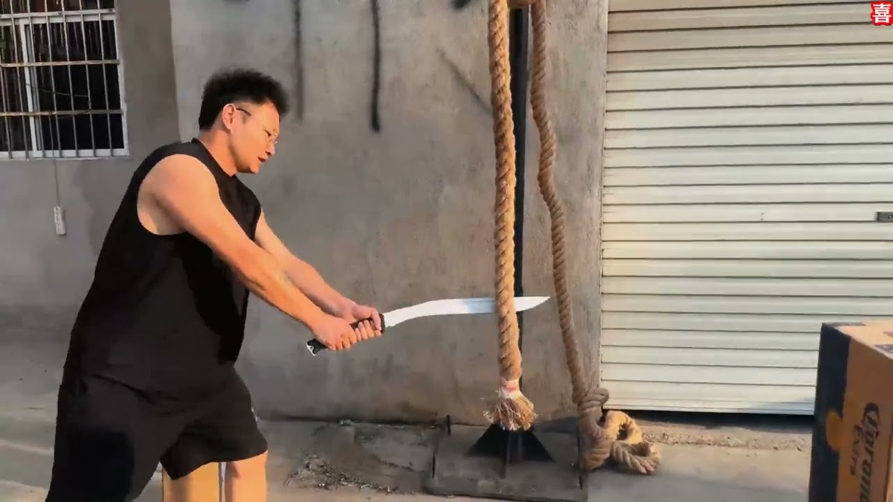 战术尼泊尔军刀没事砍个铁棒玩玩 性能强悍