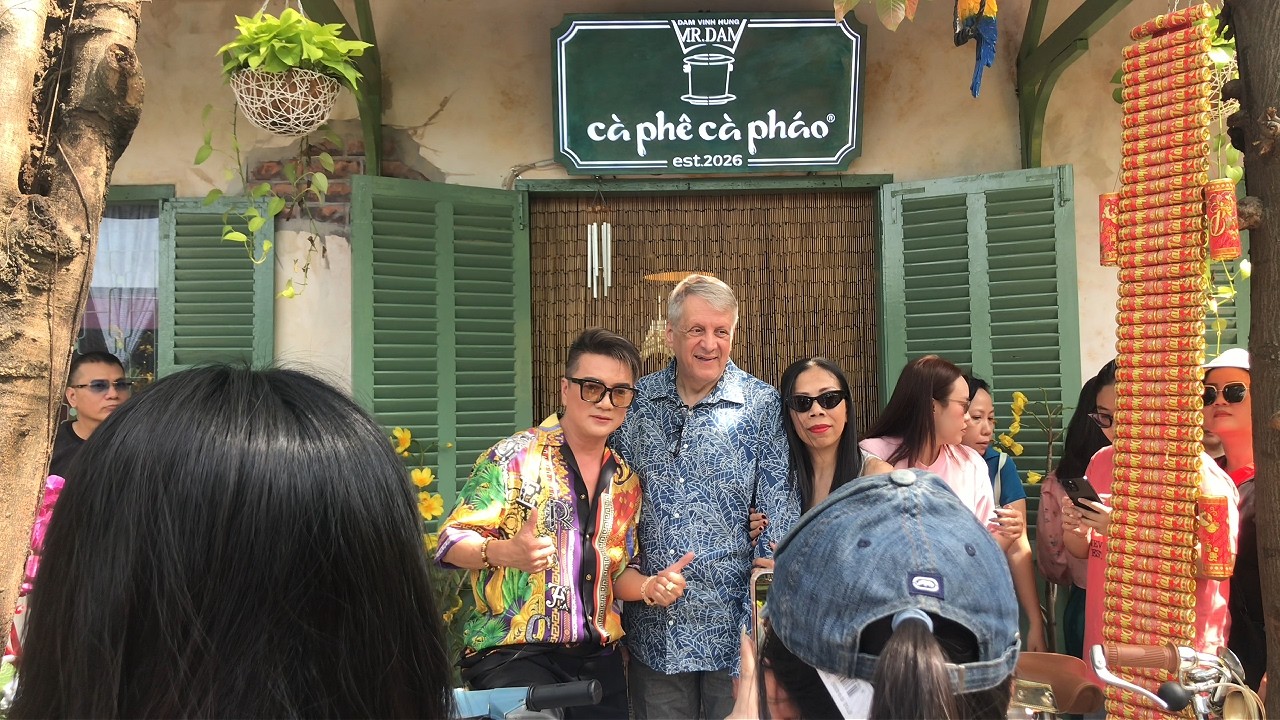 KHỦNG KHIẾP! XẾP HÀNG DÀI CHỤP HÌNH ĐÀM VĨNH HƯNG Ở QUÁN CÀ PHÊ CÀ PHÁO #caphecaphao #damvinhhung