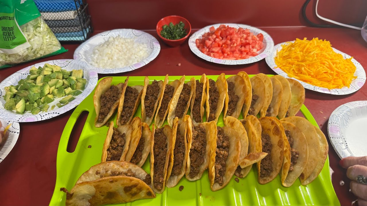 Папа, дочь и друг строят Baker Taco Mountain — непринужденное общение и лёгкий смех