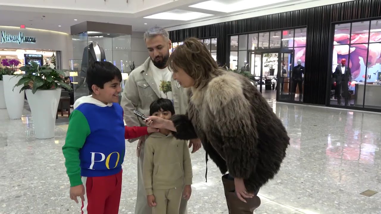 مهربانی ولی جحازی هنرمند معروف با اطفال در واشنگتن.