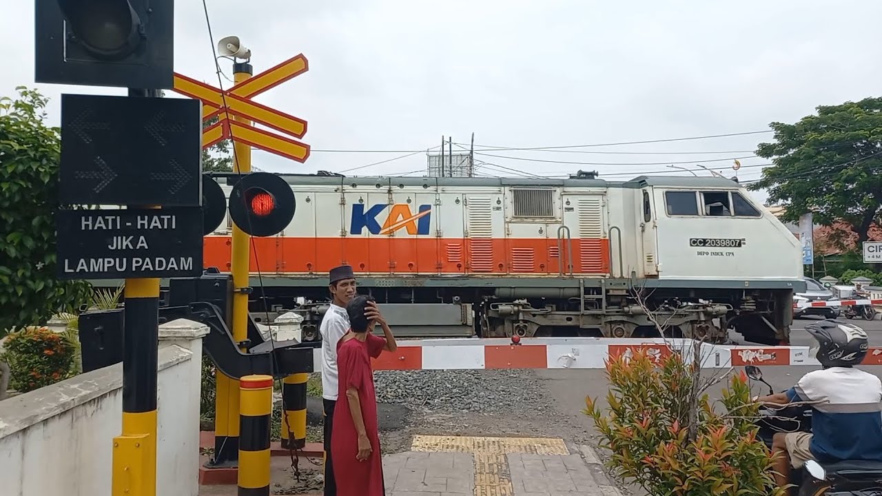 Railroad Crossing Indonesia || Perlintasan Kereta Api Indonesia || KA	111	Sawunggalih