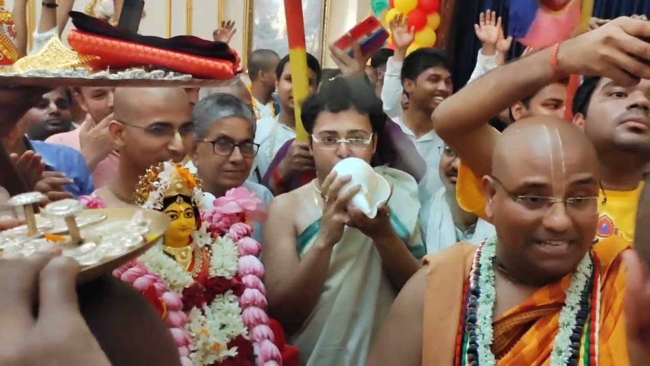 Jagannath pleasing Lakshmi with Rasgullas, Saree & jewellery as entry fee@ISKCONKolkata#rathayatra