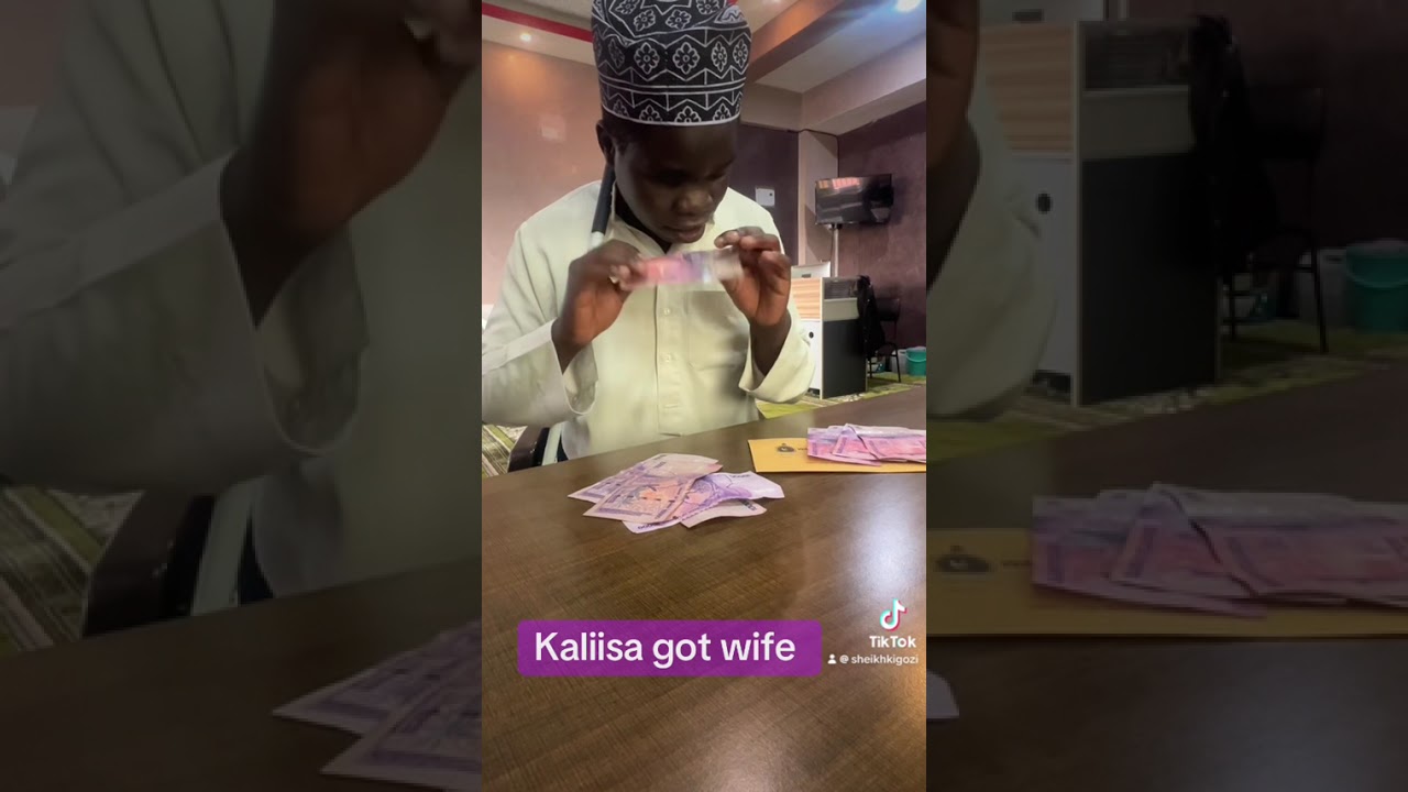 Sheikh Elias kigozi donated 200000/= to Kaliisa who is blind man