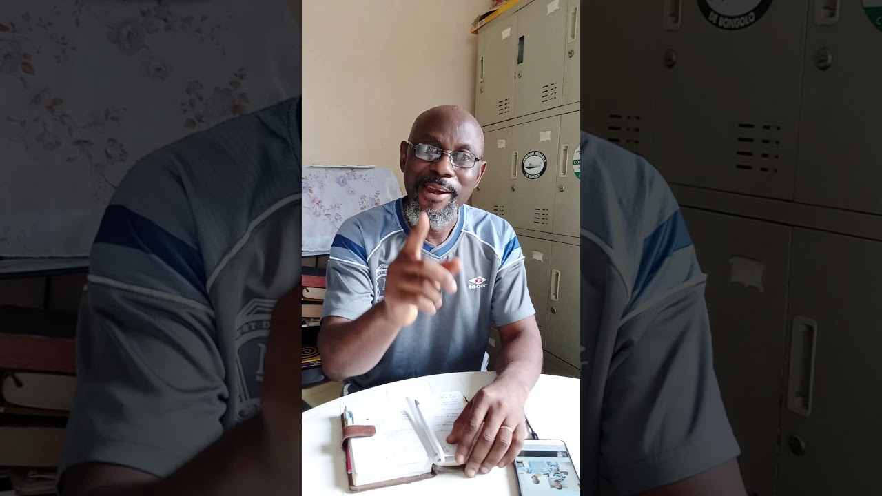 le Pasteur BOUSSOUGOU remerciant et Bénissant Théodore Zue Nguema pour le cadeau