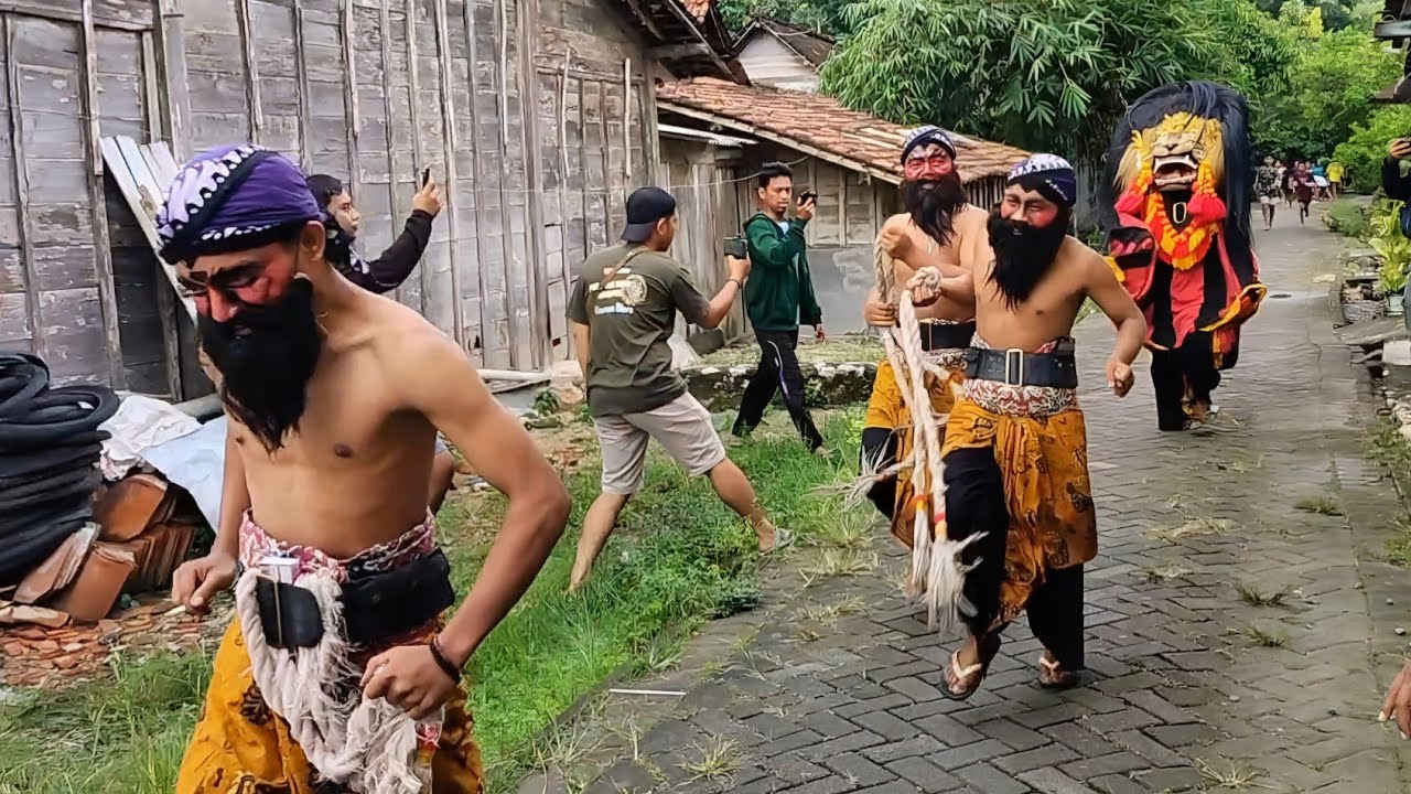 Ngakak!! Pasukan warok di kejar Barongan Ngamuk Laskar Mudho 