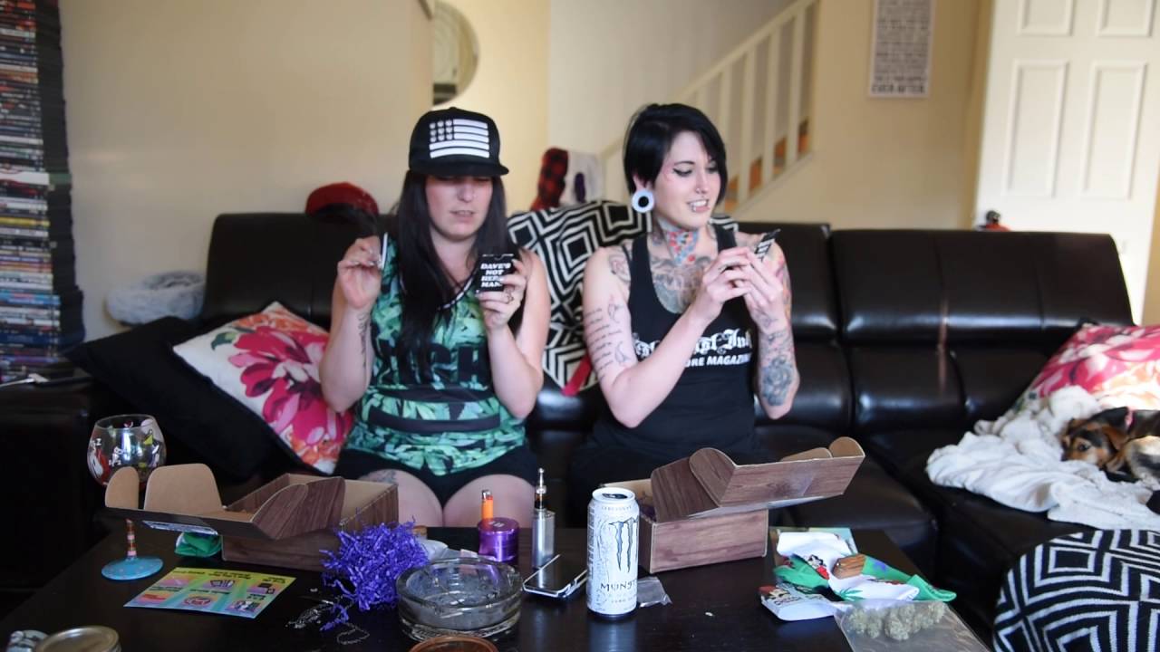 2 Canadian Girls, 1 Bong - MAY CANNABOX UNBOXING!