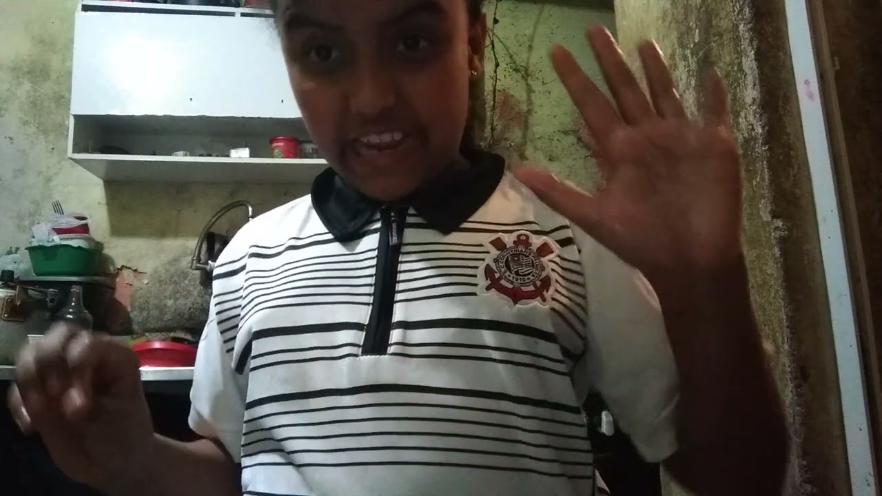 meu nome é Caroline Raquel Souza. botando cola ná minha mão pela primeira vez
