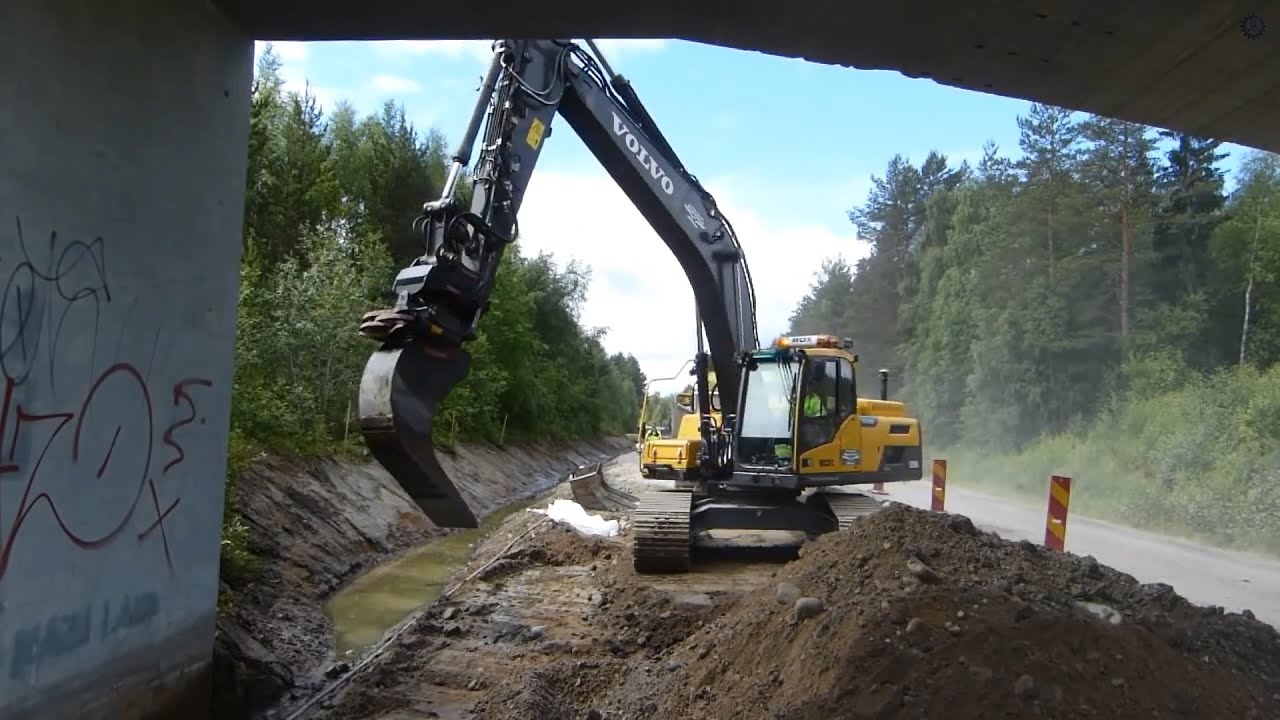 Volvo EC250DL at a roadwork with oilquick rotortilt