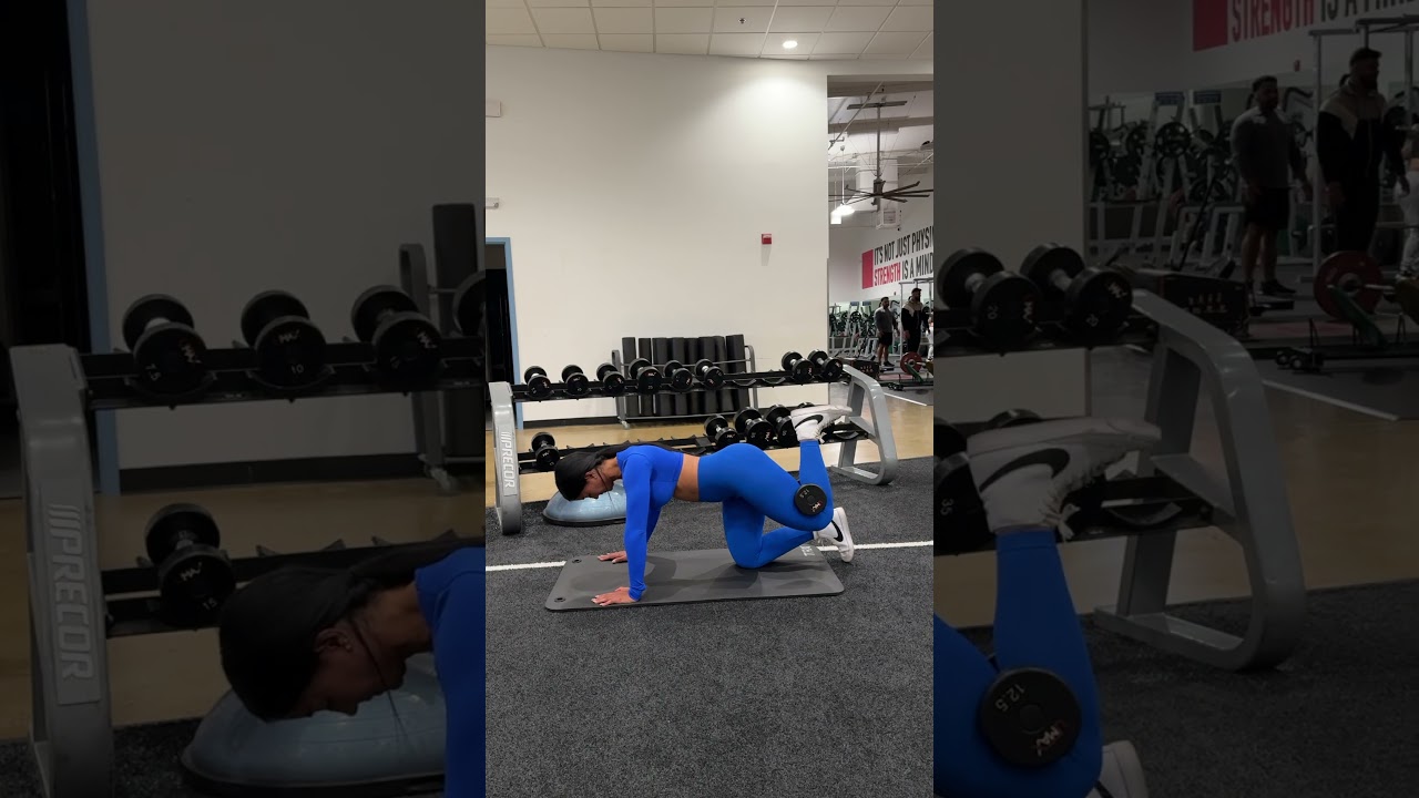 Patada de gluteo en cuadripedia con mancuerna