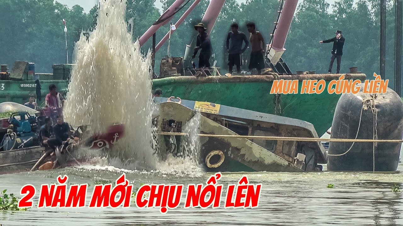 Anh Em Thợ Lặn Mừng Muốn Khóc-Vì Hơn Một Tháng Tìm Cách-Xà Lan 1000 Tấn Mới Chịu Nổi Lên