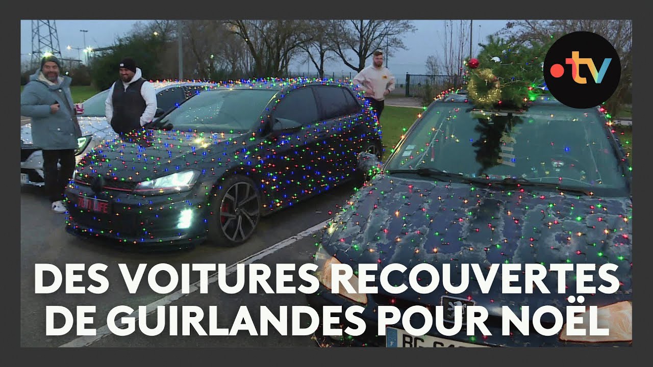 Des voitures recouvertes de guirlandes lumineuses pour Noël