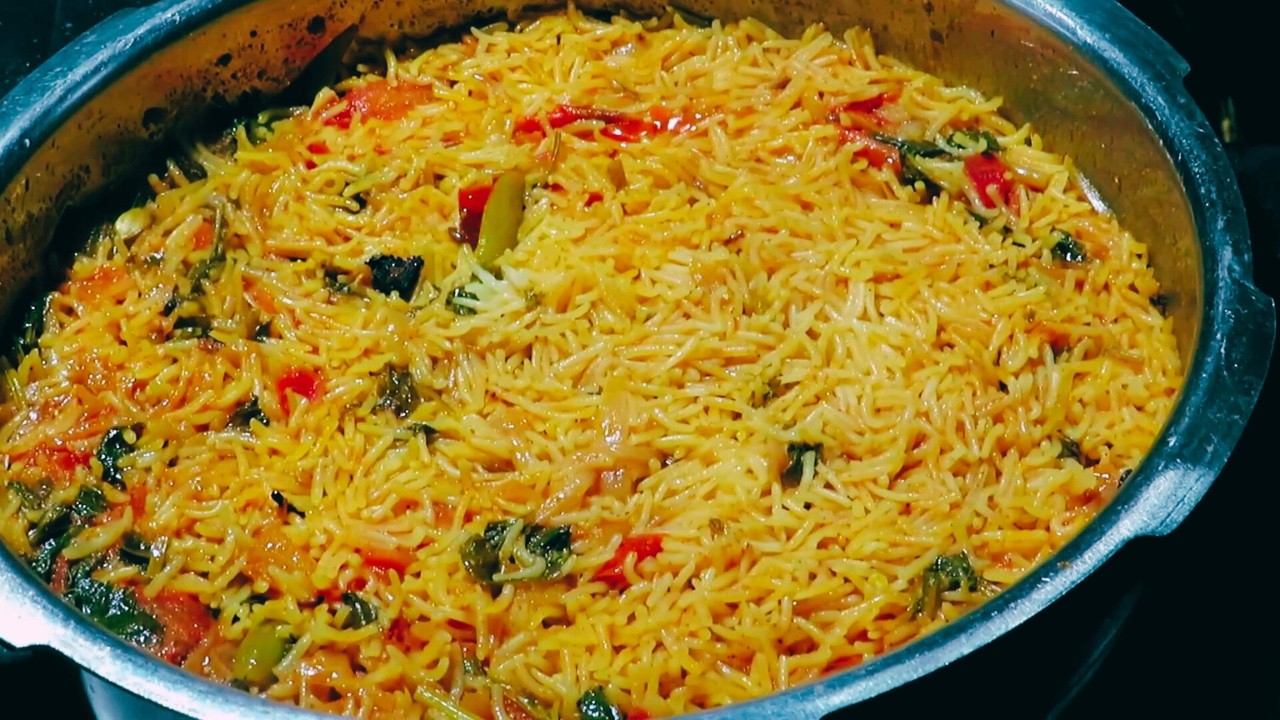 தக்காளிசாதம் குக்கரில் குழையாமல் சுவையா செஞ்சு அசத்துங்க/Tomatorice in pressurecooker/Thakkalisadham