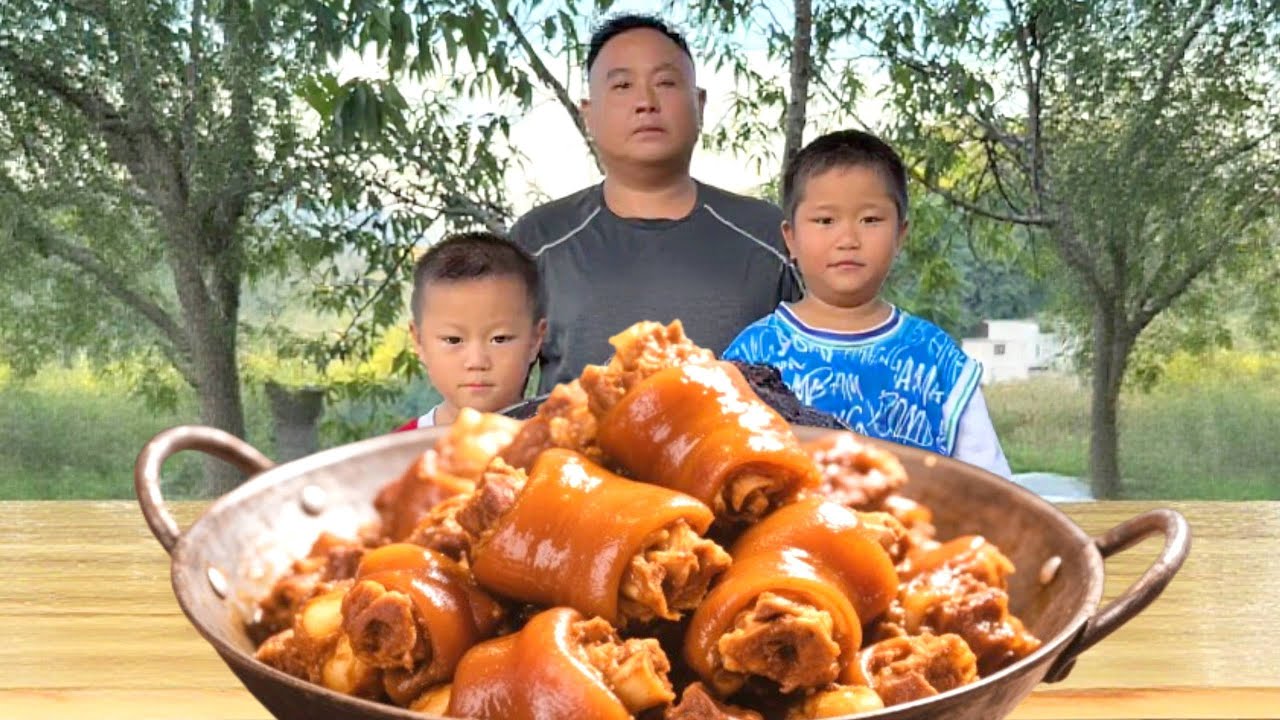 懂事两儿子，一个帮爸爸做饭，一个帮爸爸干农活，真是太厉害了！#亲子 #萌娃 #美食 #农村