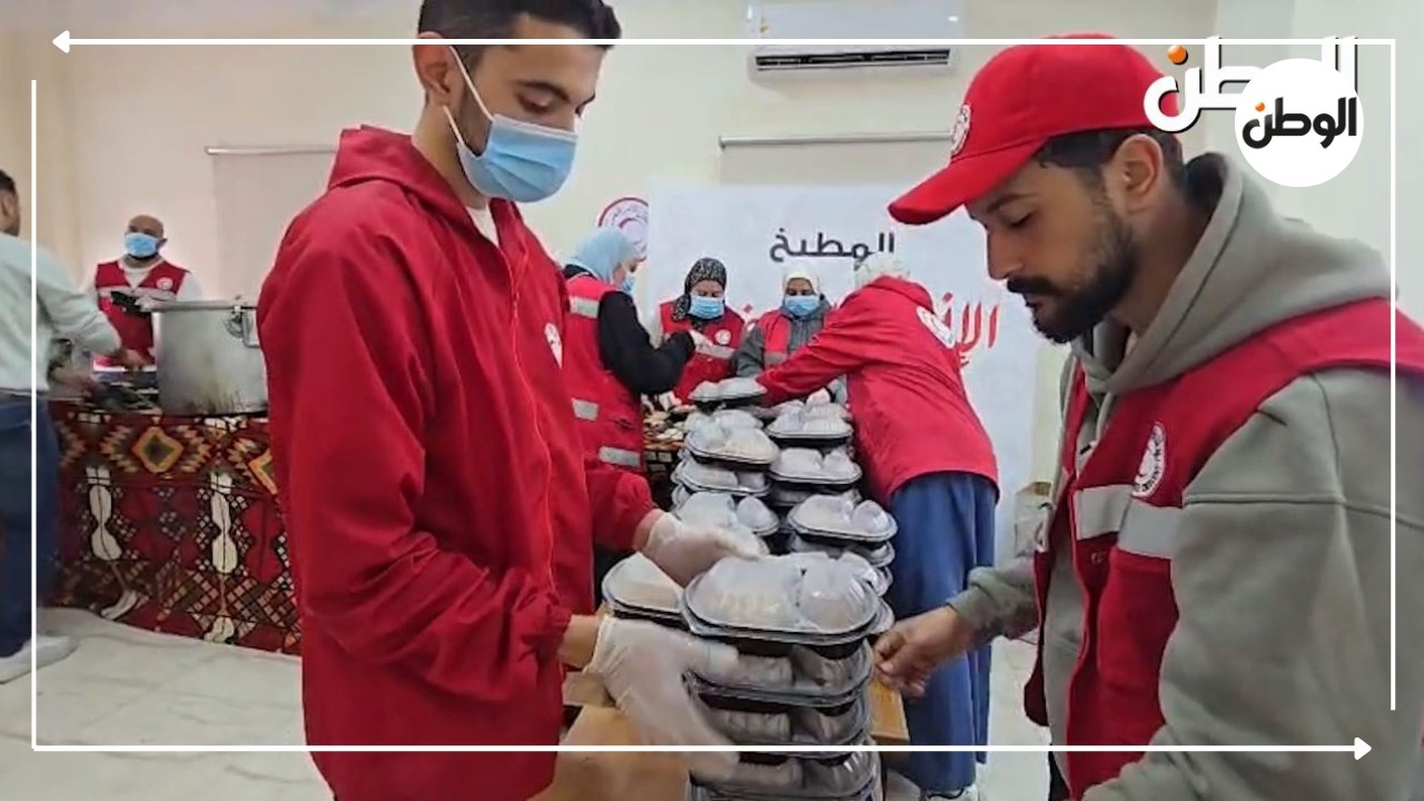المطبخ الإنساني الرمضاني بالهلال الأحمر المصري يقدم وجبات الإفطار للاسر الفلسطينية داخل مدينه العريش
