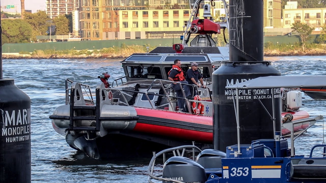 [ Manhattan Box 1190 ] Yacht Catches Fire in East River, Major FDNY & NYPD Marine Response