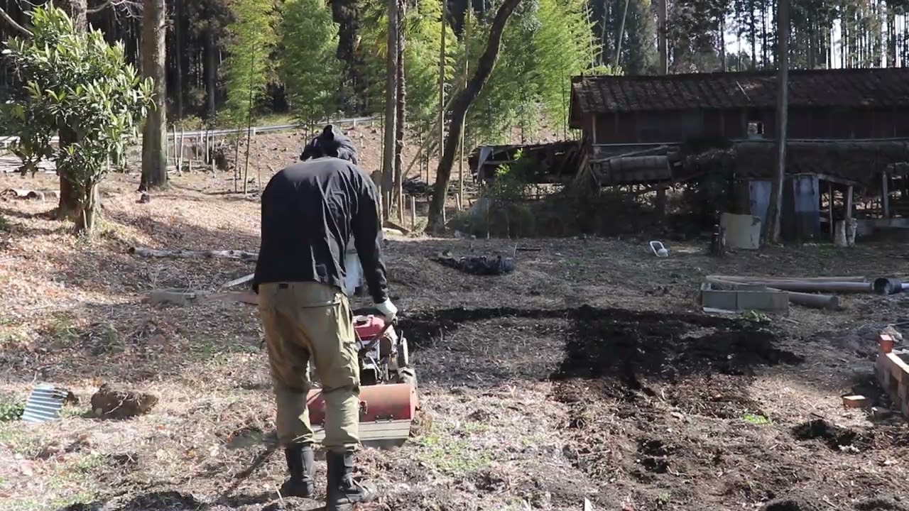 放置地に残った釘とガラスを回収し耕運機で耕す畑作り