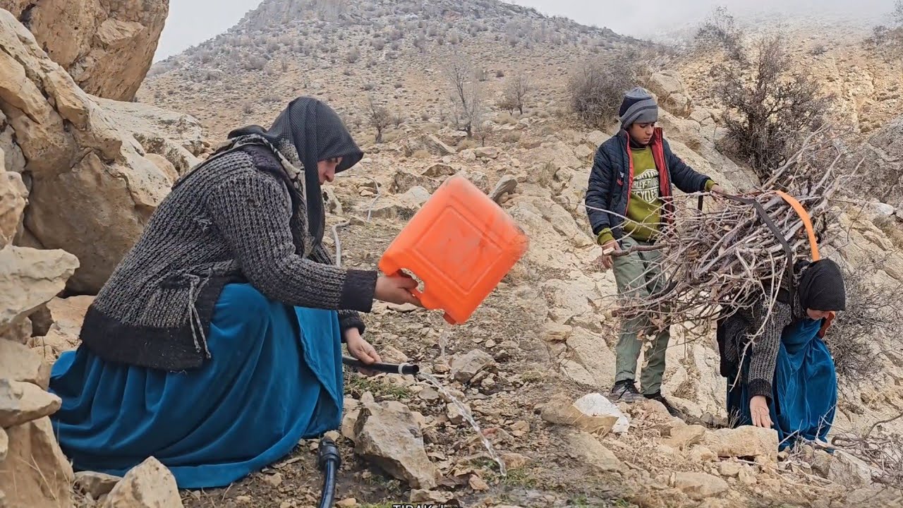The labors of a poor mother and her child in the heart of the cold mountain in difficult conditions