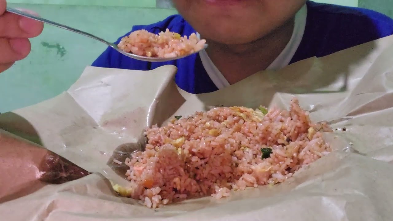 Makan nasi goreng merah 