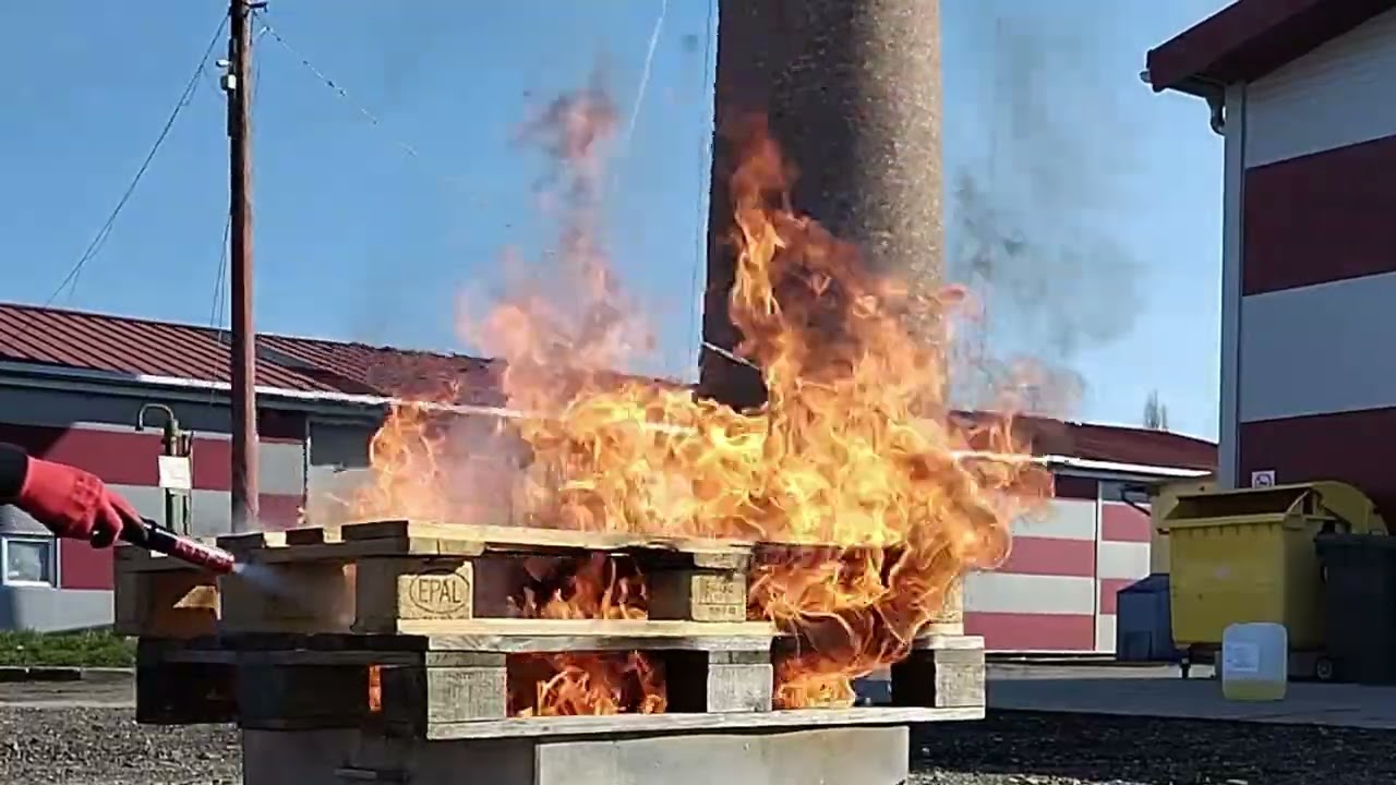 Tűzoltó labda, tűzoltó bot. Vajon képesek bármit is eloltani? Leteszteltük!