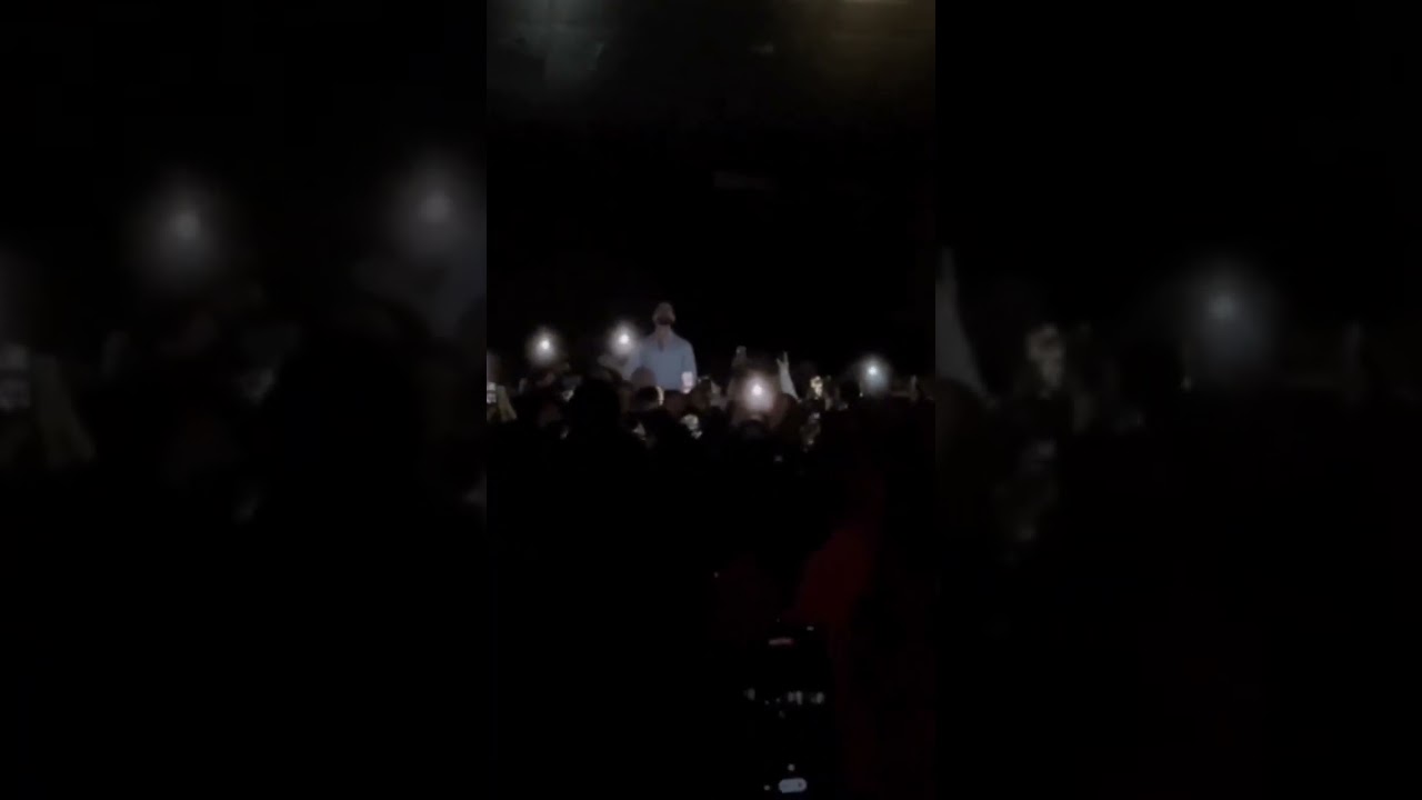 Cem Adrian Bak&uuml; konserinde &ldquo;Sarı Gelin&rdquo; s&ouml;yleyen Azerbaycanlı Kamil Samedli