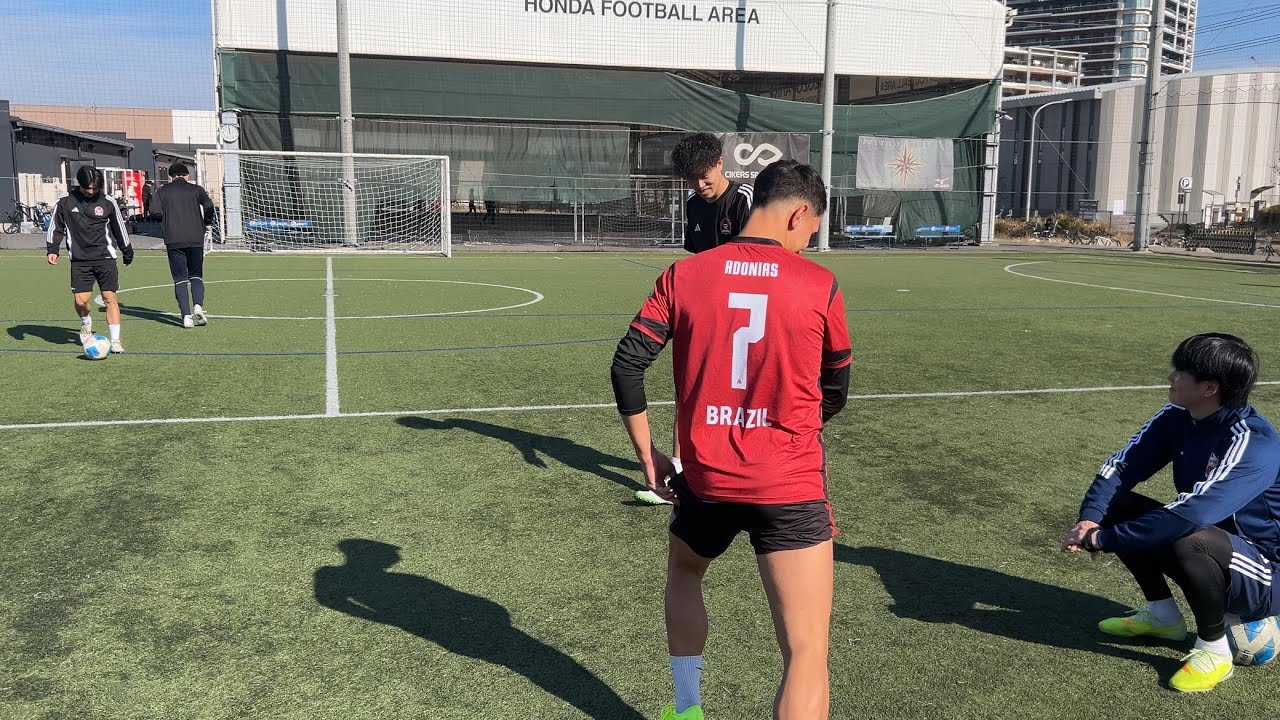 サッカーボール難しいからパブロ&あがたにシュート教わる。