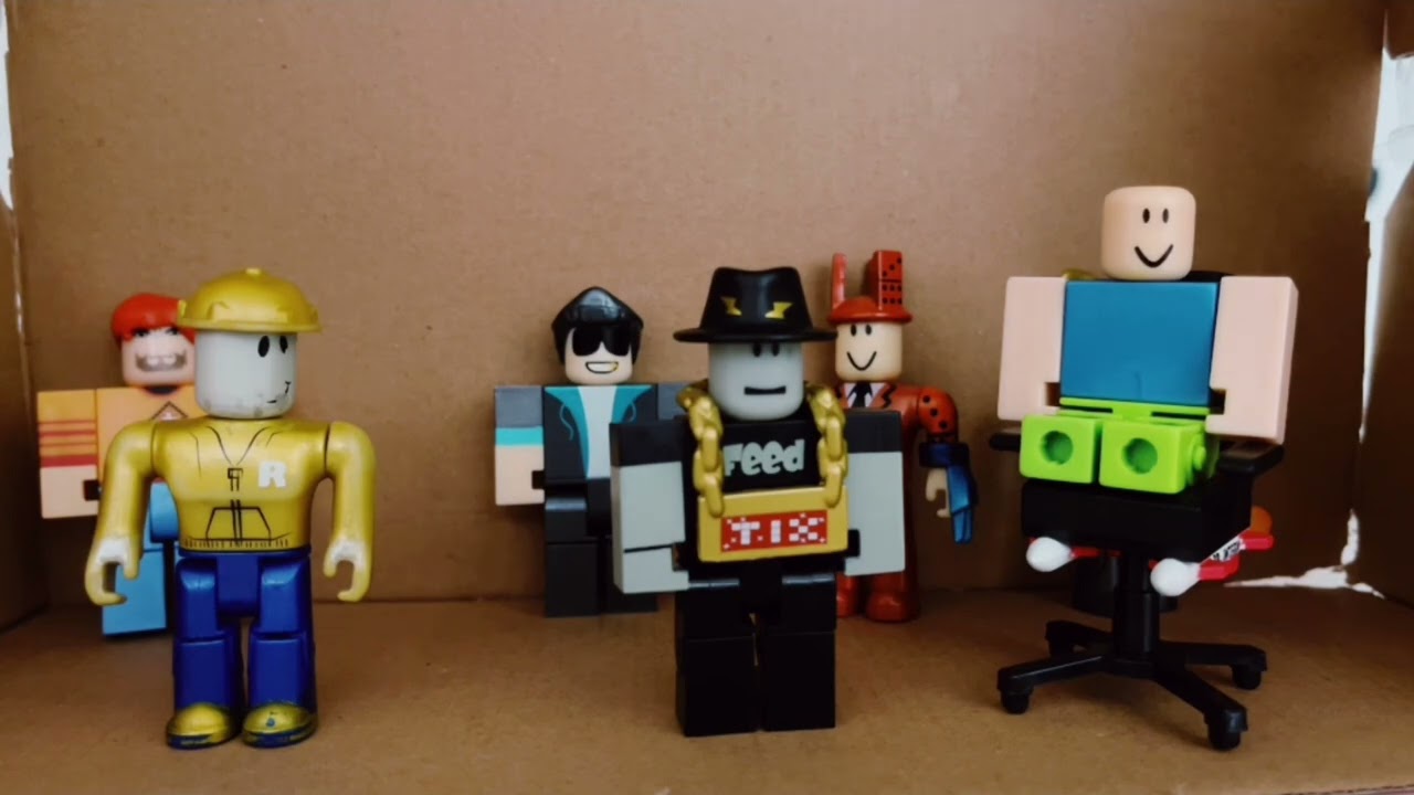 Noob plays The Normal Elevator (Roblox Toys)
