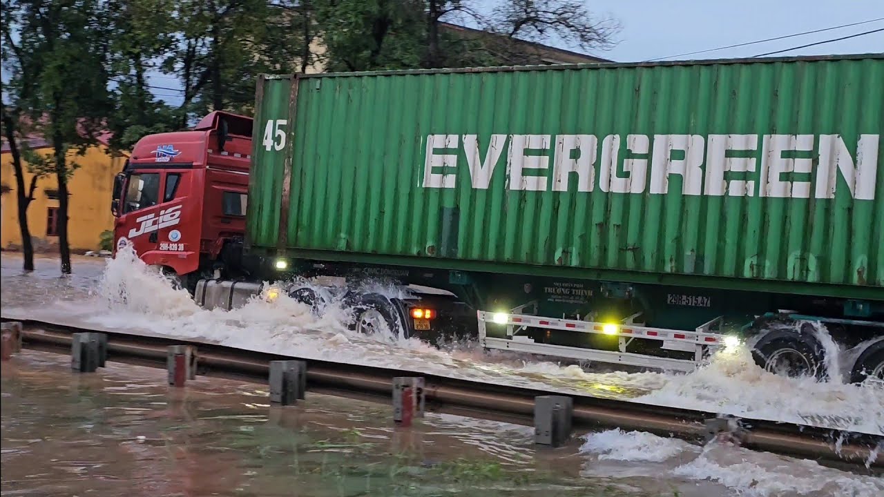 4K TRUCK IN VIETNAM - Tổng hợp Xe container, xe ben, xe tải to, xe đầu kéo băng qua nước 