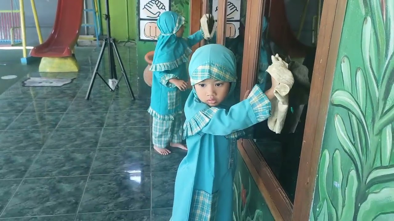 Kegiatan ini menguatkan otot tangan. Persiapan menulis