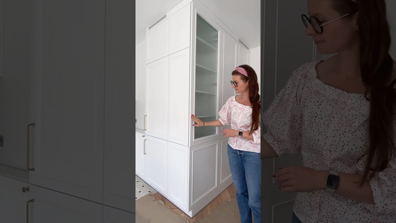 Biała, elegancka kuchnia z kamiennym blatem. 