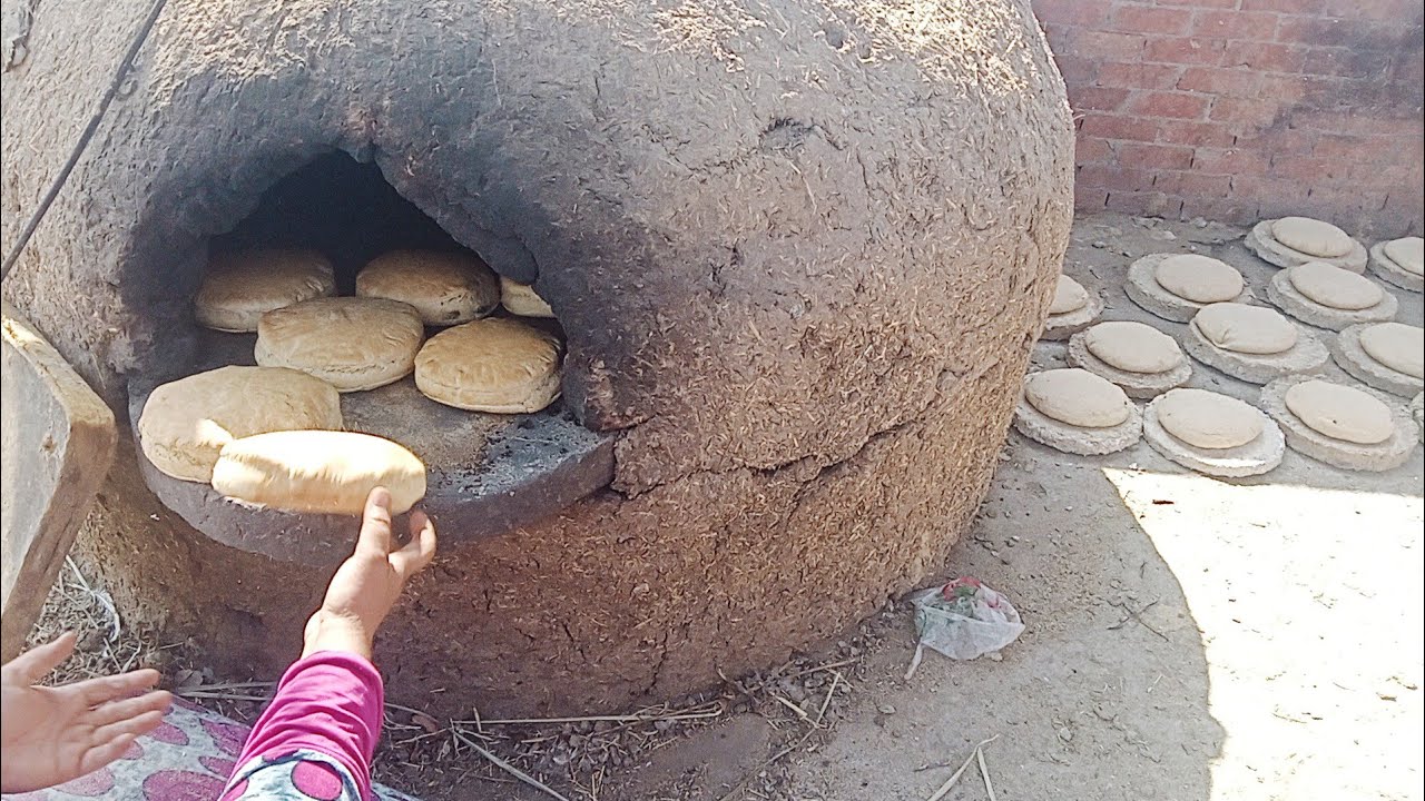 خبيز العيش الشمسي في الفرن الطين  من اول الحدق لحد الرغيف مايطلع من الفرن